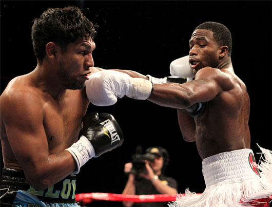 左ジャブを突き合うエイドリアン・ブローナーとエロイ・ペレス