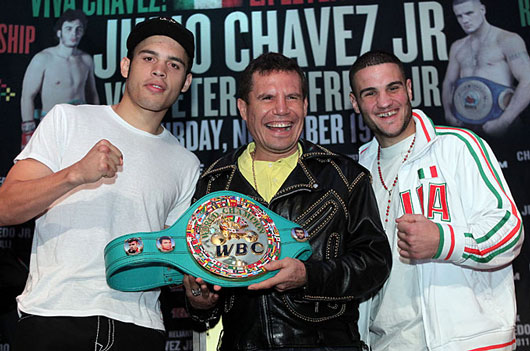 左からフリオ・セサール・チャベス・ジュニア、フリオ・セサール・チャベス・シニア、ピーター・マンフレド･ジュニア