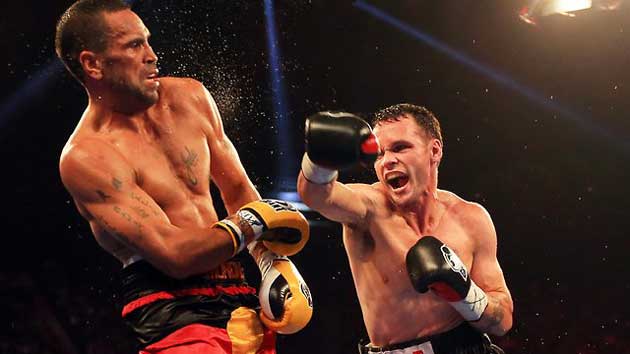 パンチを打ち込むダニエル・ギール